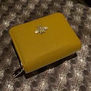Leather Credit Card Wallet Coin Purse With Gold Tone Bee Emblem NEW